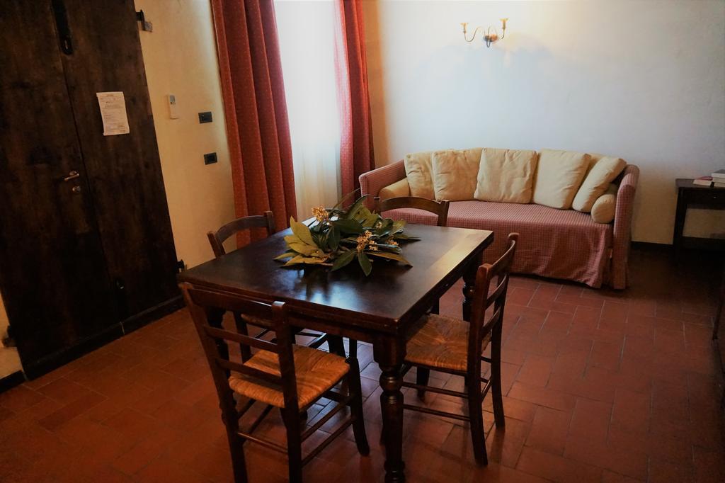 Agriturismo Antico Borgo Poggitazzi ローロ・チュッフェンナ エクステリア 写真